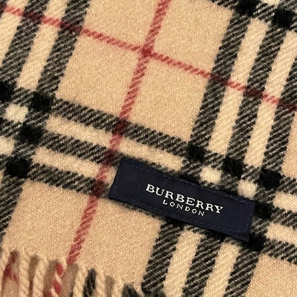 Burberry mini blanket/shawl - Picture 3 of 8